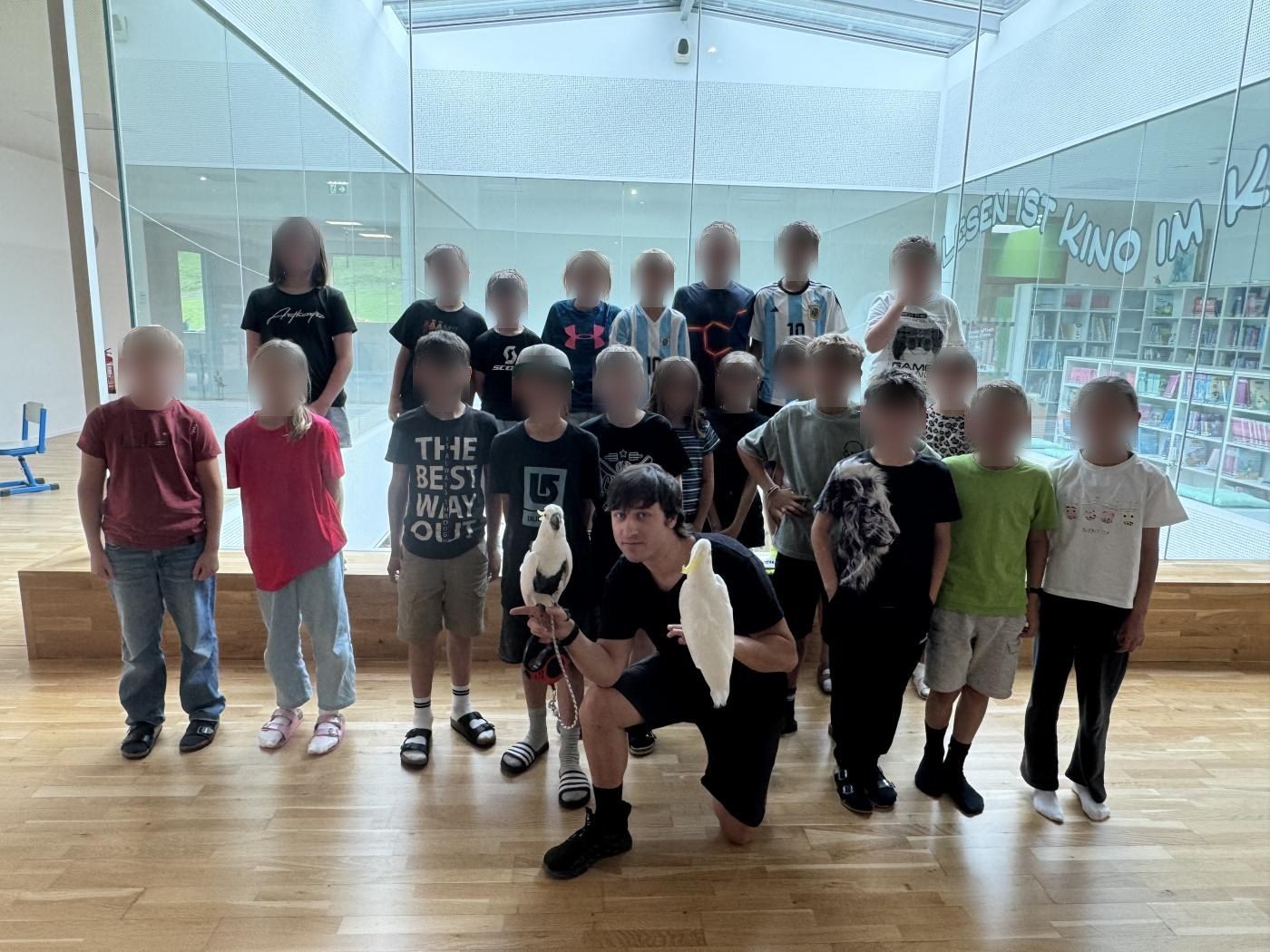 Klassenfoto: WILD und Skippy mit der 3. und 4. Klasse der VS St. Leonhard im Pitztal – wild moments Schulbesuch